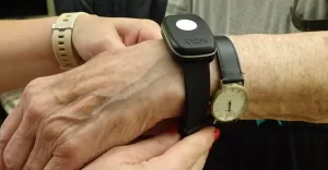 Może być nieocenioną pomocą dla osób 60+. Nadal można otrzymać opaskę telemedyczną