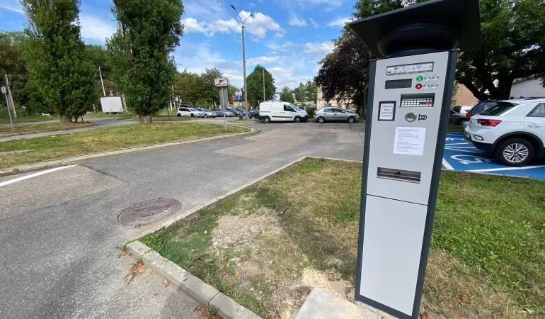 Parkomat i parking pod Zamkiem - zdj. ilustracyjne