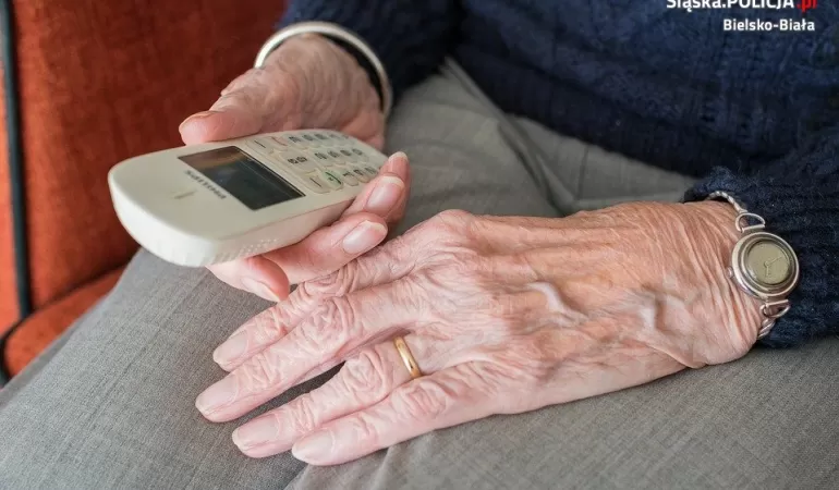 senior, telefon, oszustwo