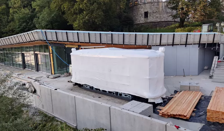 Replika tramwaju stanęła już na ul. Zamkowej