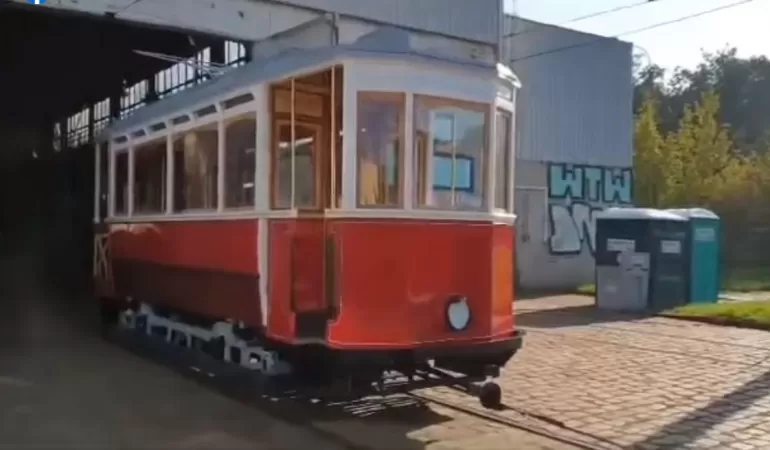 Filmem z wyjazdu repliki cieszyńskiego tramwaju z zajezdni pochwaliła się burmistrz Staszkiewicz