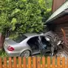 Mercedes wypadł z drogi i uderzył w dom. Ranna została 18-latka