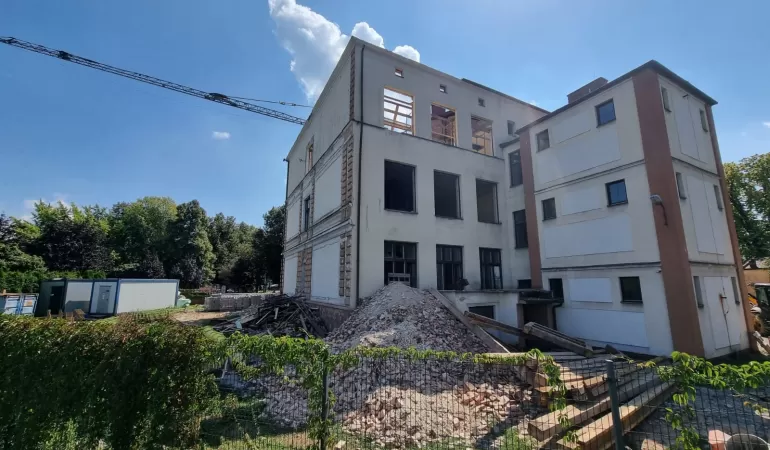 Trwa przebudowa budynku dawnego Gimnazjum nr 2 w Skoczowie. To inwestycja za 23,5 mln zł