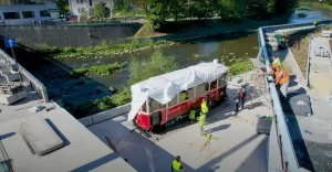Replika przedwojennego tramwaju została usadowiona przed Centrum Informacji Transgranicznej