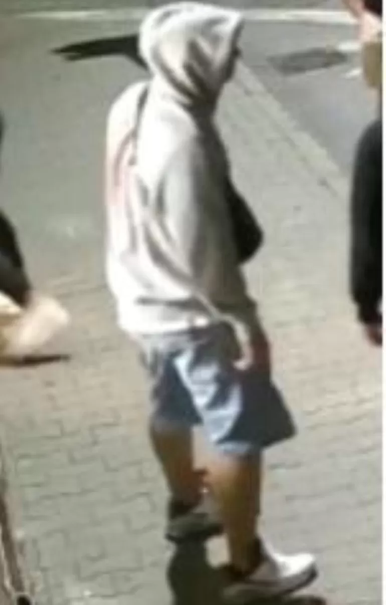 Policjanci poszukują mężczyzny ze zdjęć. Jest poszukiwany w związku z pobiciem
