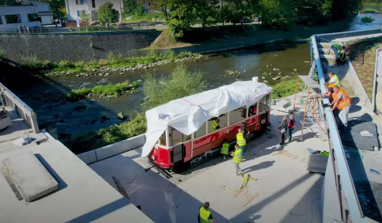 Replika przedwojennego tramwaju została usadowiona przed Centrum Informacji Transgranicznej