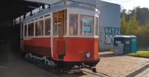 Filmem z wyjazdu repliki cieszyńskiego tramwaju z zajezdni pochwaliła się burmistrz Staszkiewicz