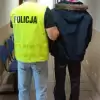 Wyrwał sprzedawczyni pierścionek i uciekł. Skradzioną biżuterię ukrył w nietypowym miejscu...