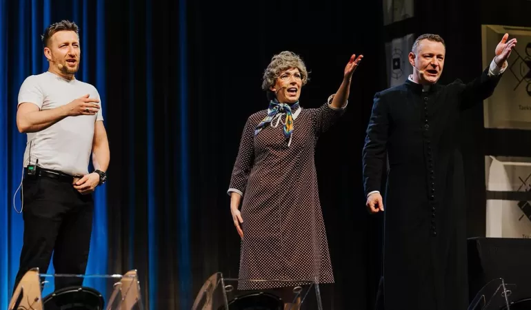 Nowe przygody ulubionych postaci. Kabaret Nowaki w nowym programie w cieszyńskim teatrze