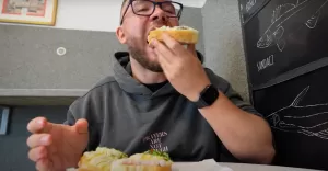Znany kulinarny YouTuber odwiedził Cieszyn i Czeski Cieszyn. Ocenił znane dania i lokale