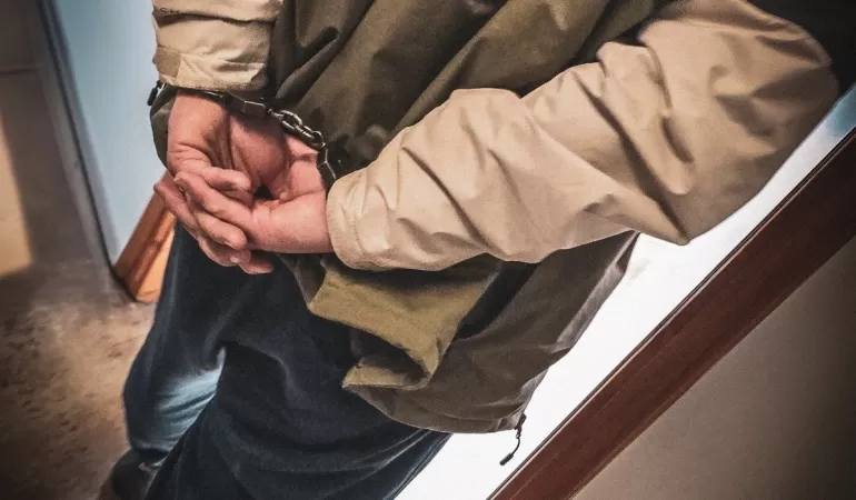 Złodziej chciał wyjść niezauważony ze sklepu. W drzwiach czekał na niego policjant po służbie...