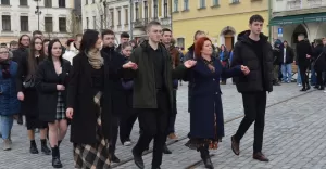 Maturzyści Zespołu Szkół im. Władysława Szybińskiego wraz z mieszkańcami zatańczyli na rynku poloneza