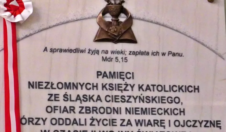 Odsłonięto tablicę upamiętniająca księży katolickich - ofiary zbrodni nazistowskich